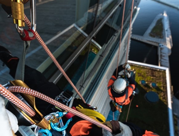 Carabiner for metal structures/anchors